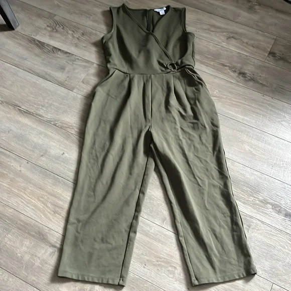 Liz Claiborne Green V-Neck Jumpsuit - Picture 3 of 15